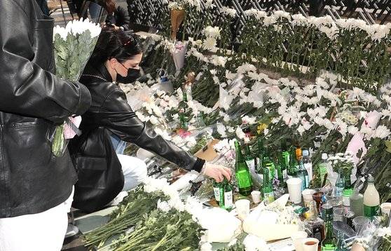 31일 오후 서울 용산구 이태원역 1번 출구에 마련된 이태원 핼러윈 압사 참사 추모공간에서 추모객이 헌화하고 있다. 뉴스1