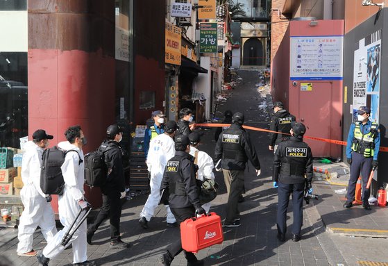 31일 오후 서울 용산구 이태원 핼러윈 압사 참사 현장에서 국립과학수사연구원과 경찰 등 수사관들이 현장감식을 위해 진입하고 있다. 우상조 기자