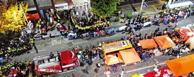 < 시간을 되돌릴 수 있다면… > 지난 29일 서울 이태원 핼러윈 압사 사고 현장에서 119구조대원과 경찰 등이 주변을 통제하고 구조작업을 하고 있다. 이날 대규모 인파와 차량으로 인해 구조작업에 어려움을 겪었다.  연합뉴스