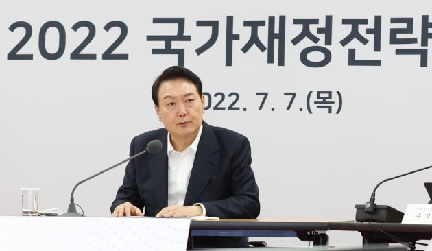 윤석열 대통령이 지난 7월 충북 청주시 충북대학교에서 새 정부의 5년간 국가재정운용방향을 논의하는 2022 국가재정전략회의를 주재하고 있다. 사진=연합뉴스