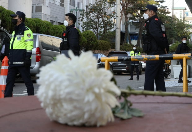 이태원 핼러윈 압사 참사로 사망자가 최소 154명이 발생한 가운데 31일 서울 용산구 순천향대학교서울병원 장례식장에 국화꽃 한 송이가 놓여 있다./사진=뉴스1