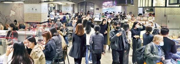 < 불황 몰라요…북적이는 백화점 식당가 > 인플레이션과 고금리, 자산시장 냉각이란 ‘3중 악재’에도 불구하고 소비 심리가 꺾이지 않아 관심을 끈다. 21일 서울 회현동 신세계백화점 본점 지하 1층 식당가가 점심을 먹으러 온 사람들로 북적대고 있다. /임대철 한경디지털랩 기자