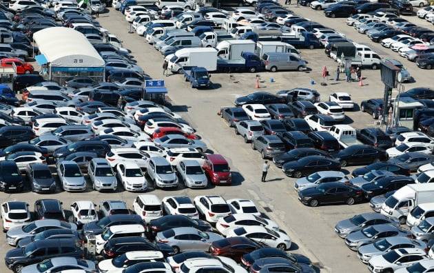 서울 장안평중고차매매시장에 중고차들이 주차돼 있다. 사진=연합뉴스