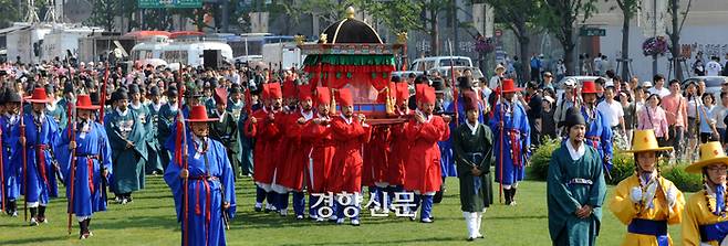 병인양요 때 약탈된 외규장각 의궤가 145년 만에 귀환한 지난 2011년 4월 서울에서 열린 귀환 환영대회의 한 장면. 경향신문 자료사진