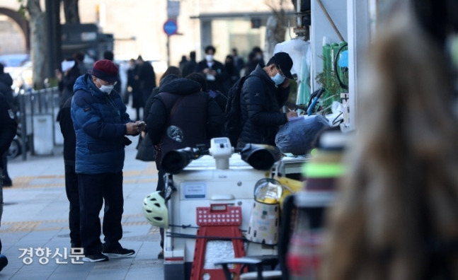 지난해 서울 종로구 동대문종합시장 인근에서 노인들이 택배 일감을 받기 위해 대기하고 있다. 권도현 기자