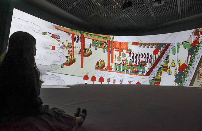 31일 서울 용산구 국립중앙박물관에서 열린 외규장각 의궤 귀환 10년 기념 ‘외규장각 의궤, 그 고귀함의 의미’ 특별전 언론공개회에서 참석자들이 전시물을 살펴보고 있다.연합뉴스