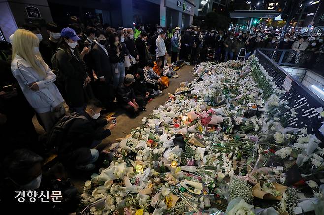 31일 서울 용산구 지하철 6호선 이태원역 1번 출구 앞에 마련된 이태원 핼러윈 참사 희생자를 위한 임시 추모 공간에서 시민들이 조문하고 있다. 이준헌 기자