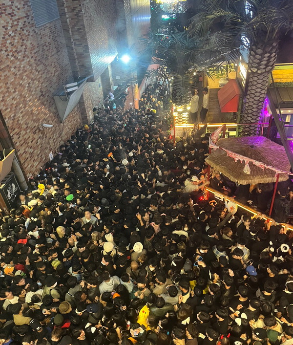 지난 29일 밤 압사 참사가 발생하기 전 서울 용산구 이태원동 해밀톤 호텔 부근 좁은 골목길에 시민과 관광객이 몰려 있다. 이날 이곳에서 인파가 넘어지면서 다수 사상자가 발생했다. 연합뉴스