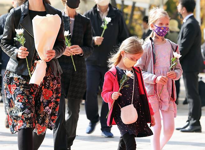 Mourners offer flowers at a joint memorial altar for the victims of a Halloween stampede in Seoul’s Itaewon district at Seoul Plaza in front of Seoul City Hall on Tuesday. (Yonhap)