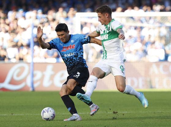 Napoli's Kim Min-jae, left, in action with Sassuolo's Andrea Pinamonti at Stadio Diego Armando Maradona in Naples, Italy on Saturday.  [REUTERS/YONHAP]