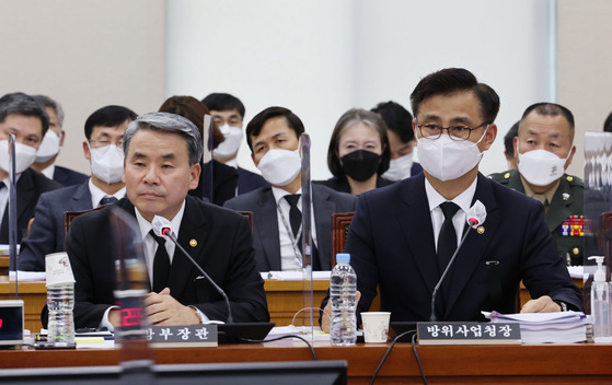 Defense Minister Lee Jong-sup, left, takes questions from lawmakers at a session of the National Assembly's defense committee on Monday. [YONHAP]