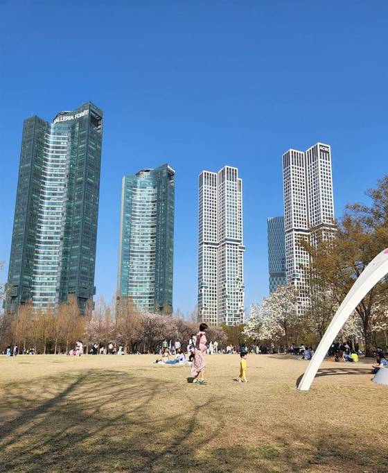 Hanwha Galleria Foret, left, and Acro Seoul Forest Complex stand by the river in Seongsu-dong, eastern Seoul. [JOONGANG ILBO]