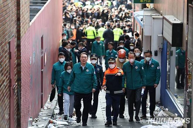 윤석열 대통령이 30일 서울 용산구 이태원동 '핼러윈 인파' 압사 사고 현장을 방문하고 있다. 사진=임형택 기자