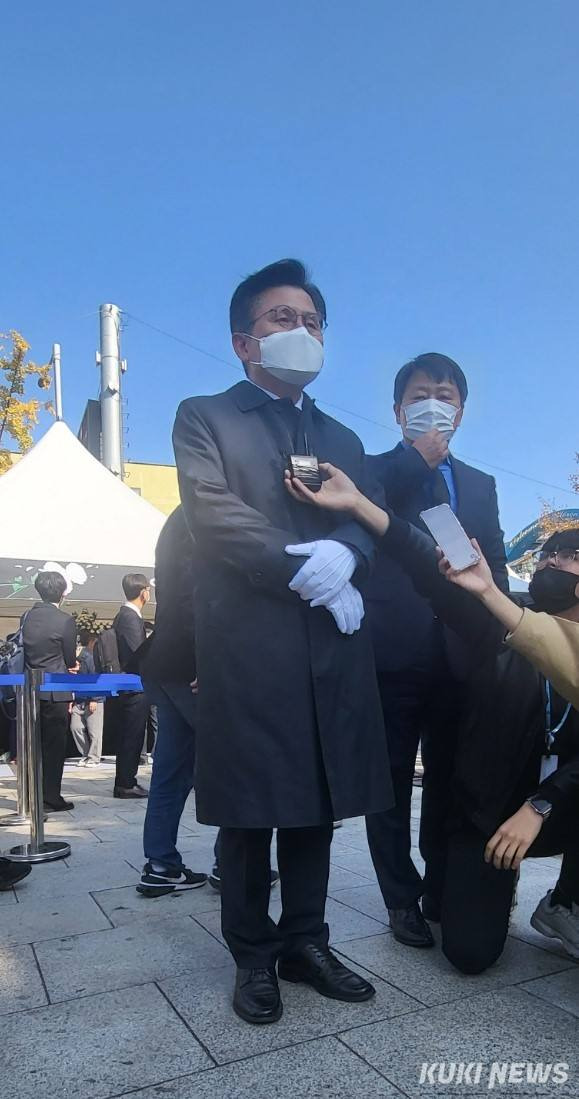 황교안 전 자유한국당 대표가 31일 ‘이태원 참사’ 합동분향소에 방문해 애도를 표하고 있다.   사진=임현범 기자