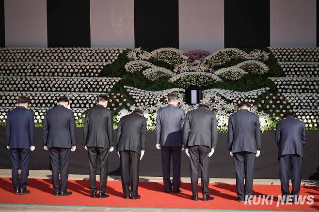 한덕수 국무총리와 오세훈 서울시장 등 관계자들이 31일 오전 서울광장에 마련된 이태원 사고 사망자 합동분향소에서 희생자들을 조문하고 있다.