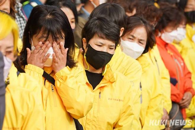 31일 오후 서울 용산구 이태원역 1번 출구 앞에 마련된 '이태원 압사 사고' 희생자 추모공간을 찾은 세월호 유가족이 눈물을 흘리고 있다.