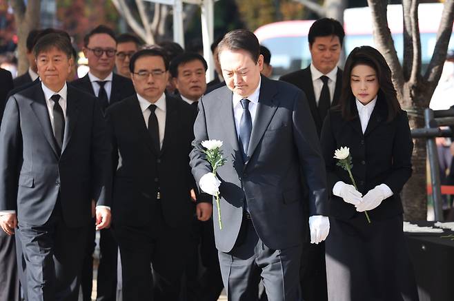 윤석열 대통령과 김건희 여사가 31일 오전 서울광장에 마련된 이태원 사고 사망자 합동분향소를 방문, 조문을 위해 이동하고 있다.  / 사진=연합뉴스