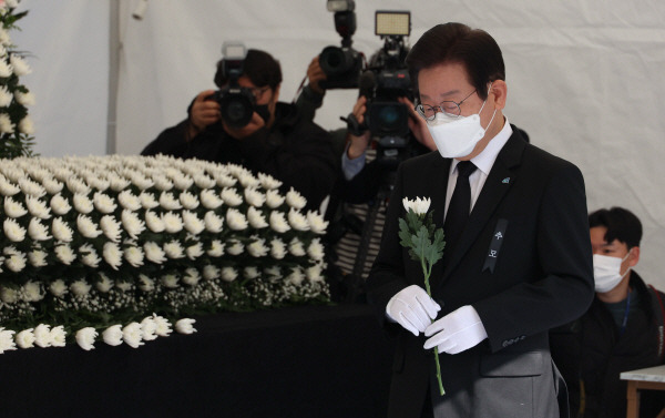 이재명 더불어민주당 대표가 31일 오전 서울 용산구 녹사평역 광장에 마련된 이태원 사고 사망자 합동분향소에서 조문하고 있다. [박형기 기자]