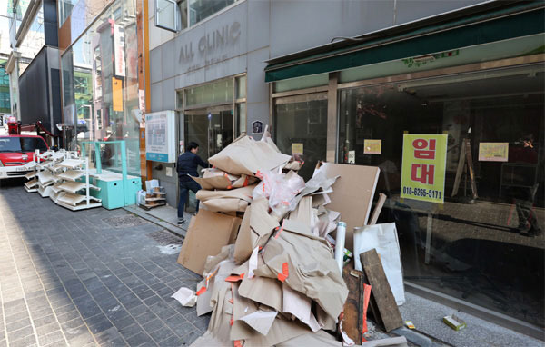 31일 서울 중구 명동 거리가 손님들이 없어 한산한 가운데 폐업한 상점에 임차인을 구하는 플래카드가 붙어 있다. 이날 통계청 발표에 따르면 9월 생산·소비·투자가 모두 감소하며 한국의 경제 상황을 고스란히 보여줬다. [한주형 기자]