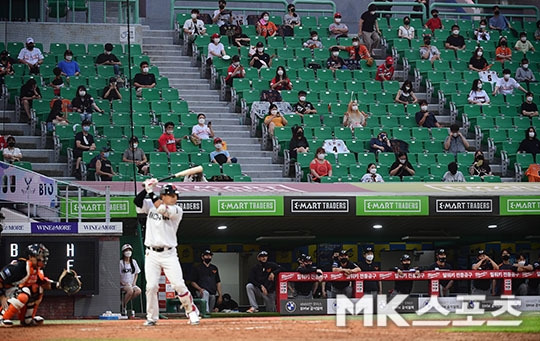 KBO는 지난 29일 서울 용산구 이태원에서 발생한 대규모 인명사고의 희생자들을 애도하고 유가족 및 많은 상처를 입은 분들을 위로하며 한국시리즈를 진행하기로 했다. 사진=김영구 기자