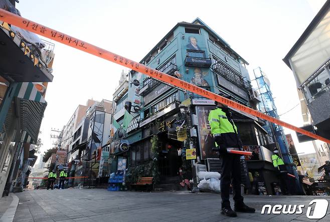 (서울=뉴스1) 구윤성 기자 = 31일 오전 경찰이 서울 용산구 이태원 핼러윈 참사 현장 골목을 통제하고 있다. 2022.10.31/뉴스1  Copyright (C) 뉴스1. All rights reserved. 무단 전재 및 재배포 금지.