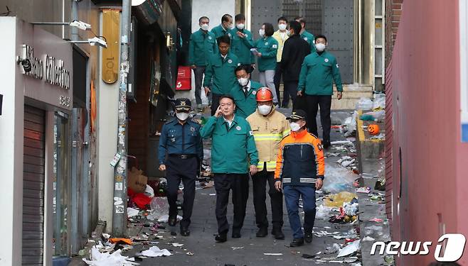 윤석열 대통령이 30일 오전 서울 용산구 이태원 핼러윈 압사사고 현장을 찾아 소방과 경찰의 설명을 들으며 살펴보고 있다.  /사진=뉴스1