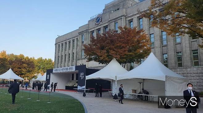 김창기 국세청장이 이태원 사고와 관련 세정 지원 방안을 논의하고 국가애도기간 공직기강 확립을 강조했다. 사진은 31일 오전 서울시청 앞 광장에 마련된 이태원 사고 사망자 합동 분향소. /사진=송혜남 기자