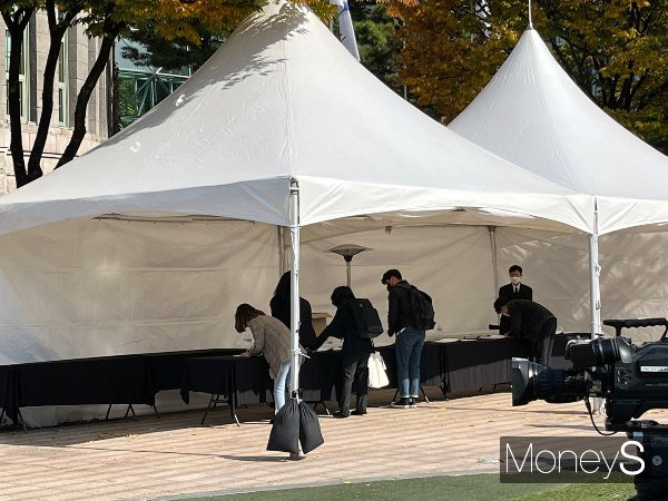 많은 시민이 서울시청광장에 설치된 '이태원 사고 사망자 합동 분향소'를 찾아 사망자들을 추모했다. 사진은 이날 조문을 마치고 조문록을 작성하는 시민들. /사진=박정경 기자