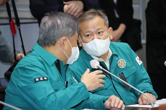 이상민 행정안전부 장관(오른쪽)이 31일 정부서울청사 중앙재난안전대책본부 상황실에서 열린 '이태원 압사 참사' 관련 중대본 회의에 참석, 박진 외교부 장관과 대화하고 있다. [연합]