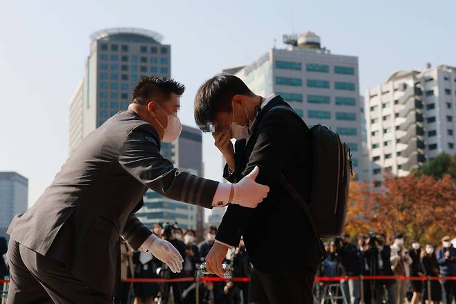 31일 오전 서울광장에 마련된 이태원 사고 사망자 합동분향소를 찾은 한 시민이 이태원 참사 희생자들 조문을 마치고 오열하고 있다. [연합]