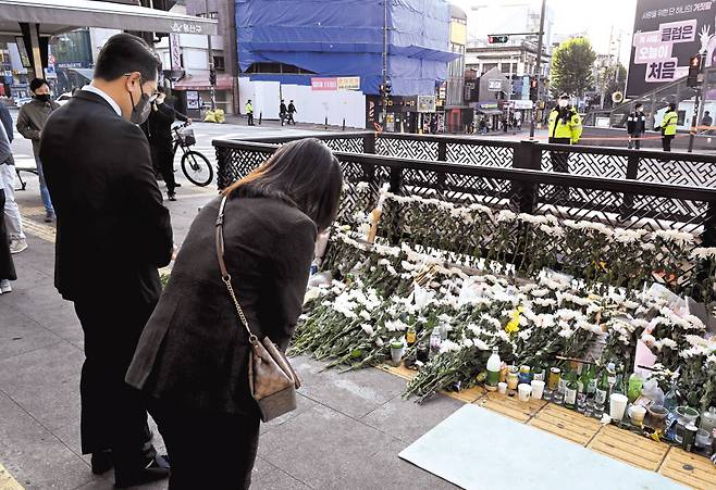 서울 용산구 이태원 참사 현장 인근 지하철 6호선 입구에서 31일 오전 한 시민이 희생자들을 추모하고 있다. 앞서 지난 주말 이태원의 한 골목에서 핼러윈데이를 맞아 몰려든 인파로 인해 사고가 일어나 150여명이 사망하고 110여명이 다치는 대규모 참사가 발생했다. 이에 중대본은 30일부터 11월 5일 자정까지를 국가애도기간으로 정하고, 서울광장 서울도서관 정문 앞과 용산구 녹사평역 광장에서 합동 분향소를 운영키로 했다. 윤석열 대통령은 이날 오전 9시30분께 서울시청 앞 서울광장에 마련된 이태원 사고사망자 합동 분향소를 찾았다. 약 2분 만에 조문을 마친 윤 대통령은 따로 발언을 하지 않은 채 분향소를 떠났다. 임세준 기자