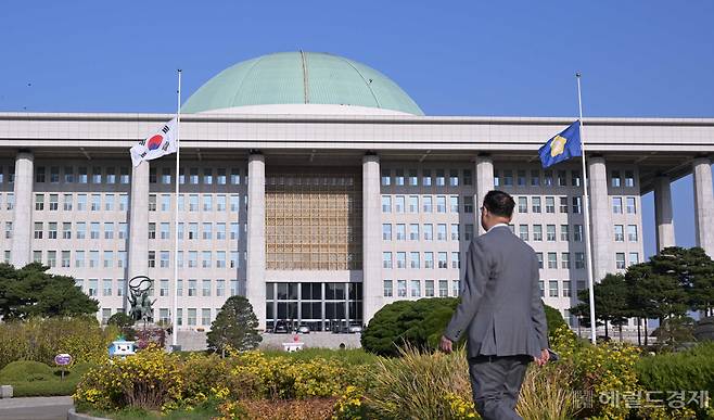 31일 서울 여의도 국회에 '이태원 압사 참사' 희생자들에 대한 조의를 표하는 조기가 게양돼 있다. 이상섭 기자