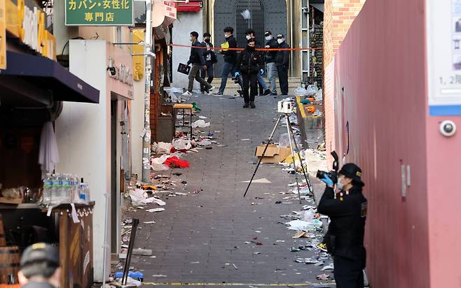 31일 오후 서울 용산구 이태원에서 국립과학수사연구원 및 경찰 관계자 등이 '핼러윈 압사 참사' 현장감식을 벌이고 있다. [연합]