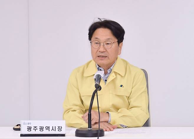 강기정 광주시장이 30일 오후 시청 소회의실에서 서울 이태원 참사와 관련한 긴급대책회의를 열고 발언하고 있다. 강 시장은 안전 규정과 관련 조례를 재검토하고 의료인력 및 자원봉사 지원 등에 협력하겠다고 말했다. 연합뉴스