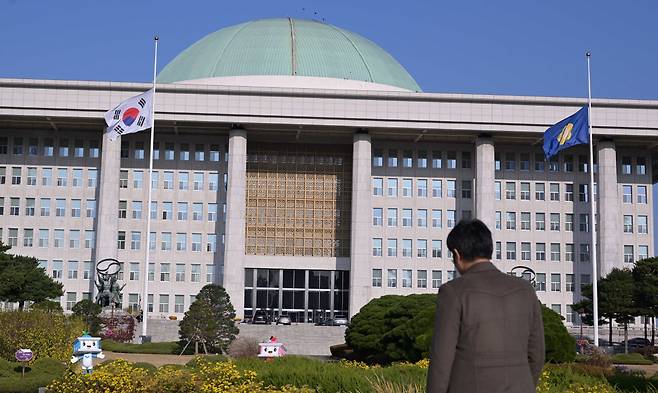 31일 서울 여의도 국회에 '이태원 압사 참사' 희생자들에 대한 조의를 표하는 조기가 게양돼 있다. 이상섭 기자