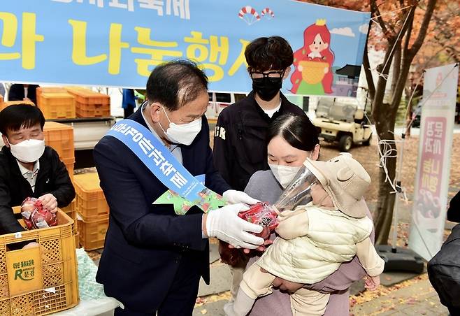 신현국 문경시장이 30일 축제 현장에서 문경사과를 나눠주고 있다. (사진=문경시 제공) *재판매 및 DB 금지