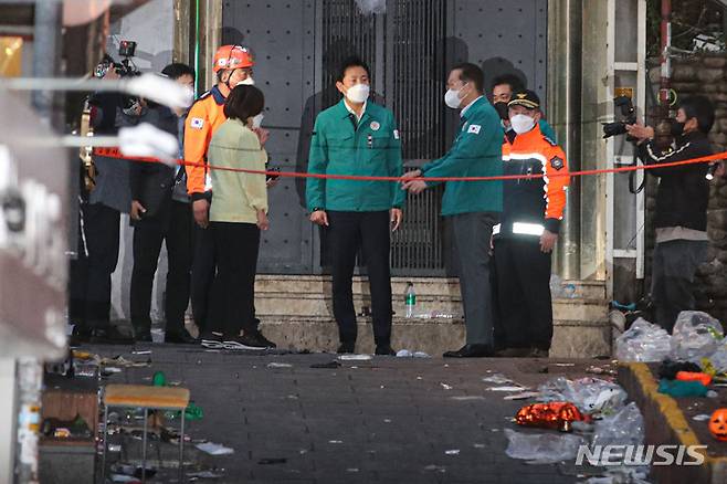 [서울=뉴시스] 권창회 기자 = 오세훈 서울시장이 30일 오후 서울 용산구 이태원 압사 사고 현장을 살펴보고 있다. 2022.10.30. kch0523@newsis.com