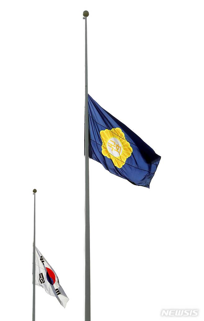 [서울=뉴시스] 최진석 기자 = 이태원 참사 관련 국가 애도기간이 선포된 30일 오후 서울 여의도 국회에 태극기가 조기 게양돼 있다. 이날 윤석열 대통령은 11월 5일까지 국가 애도기간으로 정하는 한편 서울 용산구를 특별재난지역으로 선포했다. 또 모든 정부 부처와 관공서에 조기 게양도 지시했다. 2022.10.30. myjs@newsis.com