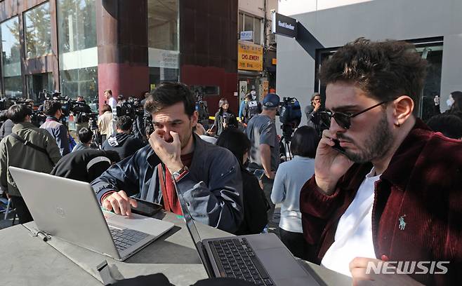 [서울=뉴시스] 김금보 기자 = 30일 오후 서울 용산구 이태원 할로윈 참사 현장에서 외신 기자들이 참사 소식을 보도하고 있다. 2022.10.30. kgb@newsis.com
