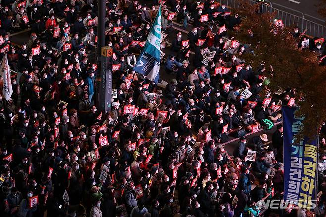 [서울=뉴시스] 백동현 기자 = 29일 오후 서울 종로구 세종대로 인근에서 열린 촛불행동 12차 전국집중 촛불대행진에 참가한 시민들이 피켓을 들고 구호를 외치고 있다. 2022.10.29. livertrent@newsis.com