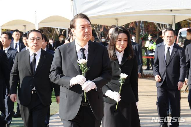 [서울=뉴시스] 전신 기자 = 윤석열 대통령과 부인 김건희 여사가 31일 서울광장에 마련된 이태원 사고 사망자 합동분향소를 방문해 헌화하고 있다. (대통령실통신사진기자단) 2022.10.31. photo1006@newsis.com