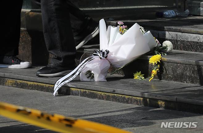 [서울=뉴시스] 김금보 기자 = 30일 오후 서울 용산구 이태원 압사 사고 현장 인근에 희생자들을 애도하는 근조화가 놓여있다. 2022.10.30. kgb@newsis.com