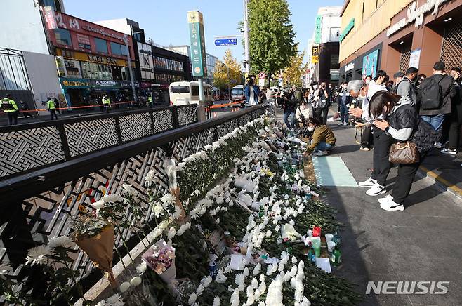 [서울=뉴시스] 조수정 기자 = 31일 오전 서울 용산구 이태원 압사 참사 현장 인근인 이태원역 1번출구 앞 희생자 추모공간에서 시민들이 고인들을 추모하는 기도를 하고 있다. 2022.10.31. chocrystal@newsis.com