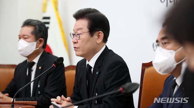 [서울=뉴시스] 고범준 기자 = 이재명 더불어민주당 대표가 31일 오전 서울 여의도 국회에서 열린 최고위원회의에서 발언을 하고 있다. 2022.10.31. bjko@newsis.com