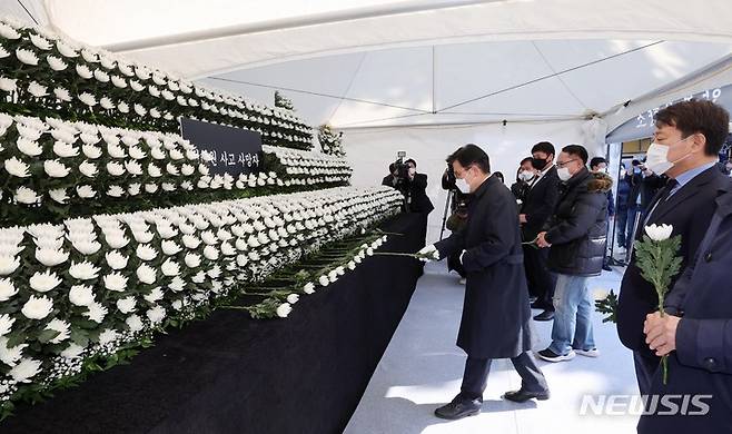 [서울=뉴시스] 김금보 기자 = 황교안 전 자유한국당 대표가 31일 서울 용산구 녹사평역 광장에 마련된 이태원 사고 사망자 합동분향소에서 헌화하고 있다. (공동취재사진) 2022.10.31. photo@newsis.com