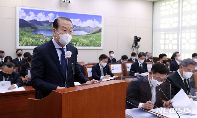 [서울=뉴시스] 최진석 기자 = 권영세 통일부 장관이 31일 오전 서울 여의도 국회에서 열린 외교통일위원회 제3차 전체회의에서 예산안 관련 제안설명을 하고 있다. 2022.10.31. myjs@newsis.com