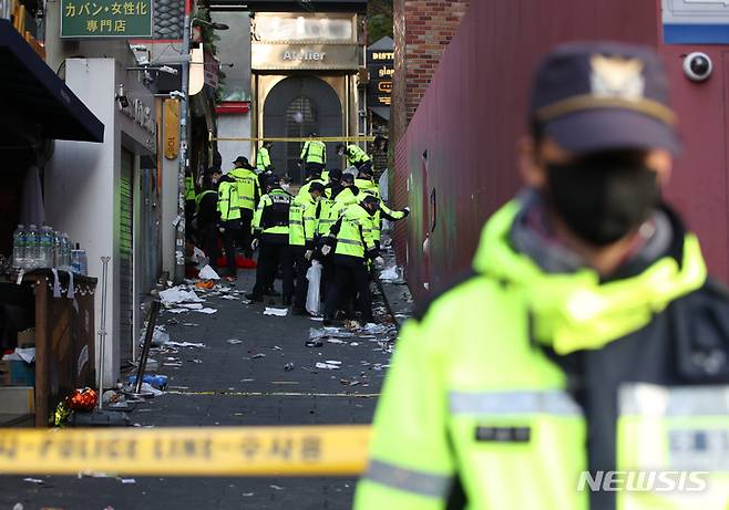 [서울=뉴시스] 김진아 기자 = 지난 29일 밤 서울 용산구 이태원 일대에서 대규모 압사사고가 발생했다. 30일 아침 경찰들이 유류품 수색을 하고 있다. 2022.10.30. bluesoda@newsis.com