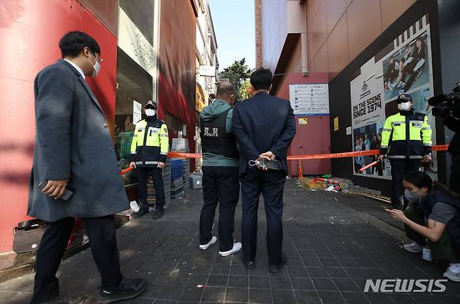 [서울=뉴시스] 조수정 기자 = 31일 오전 서울 용산구 이태원 압사 참사 현장에서 경찰이 현장을 확인하고 있다. 2022.10.31. chocrystal@newsis.com