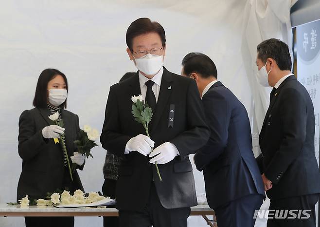 [서울=뉴시스] 김금보 기자 = 이재명 더불어민주당 대표가 31일 오전 서울 용산구 녹사평역광장에 마련된 이태원 사고 사망자 합동분향소에서 분향을 하고 있다. 2022.10.31. kgb@newsis.com