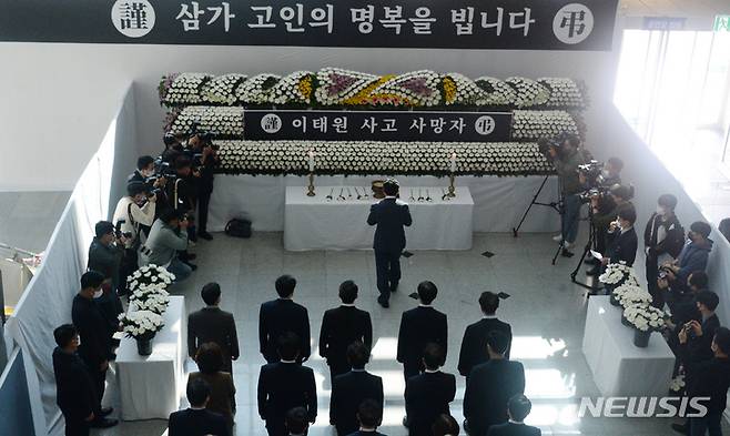 [전주=뉴시스] 김얼 기자 = 전북지역 이태원 사고 추모 합동 분향소가 전북 전주시 전북도청 대공연장에 마련된 31일 김관영 전북도지사를 비롯한 관계자들이 예를 갖춰 조문을 하고 있다. 2022.10.31. pmkeul@newsis.com